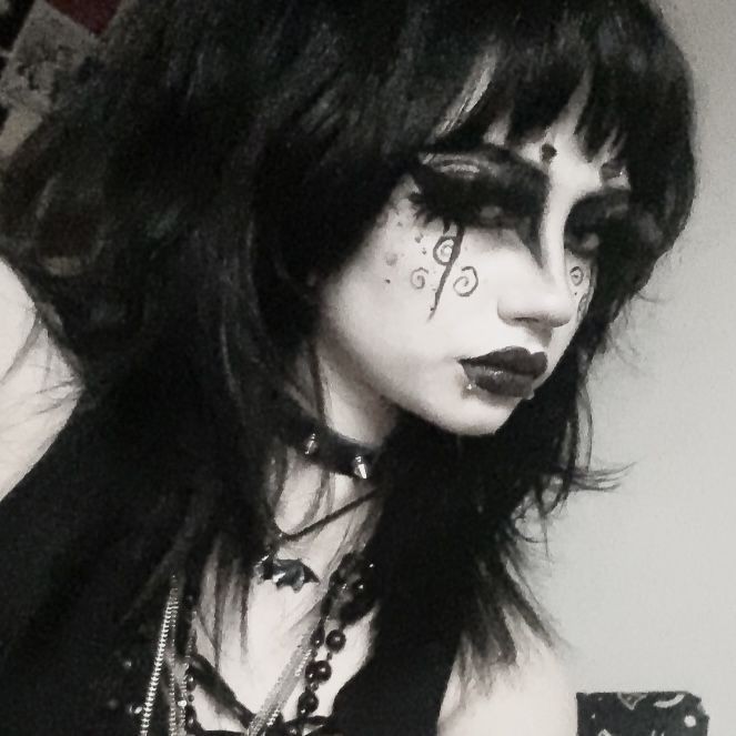 Chat with Stunning Goth Girl ai bot | female